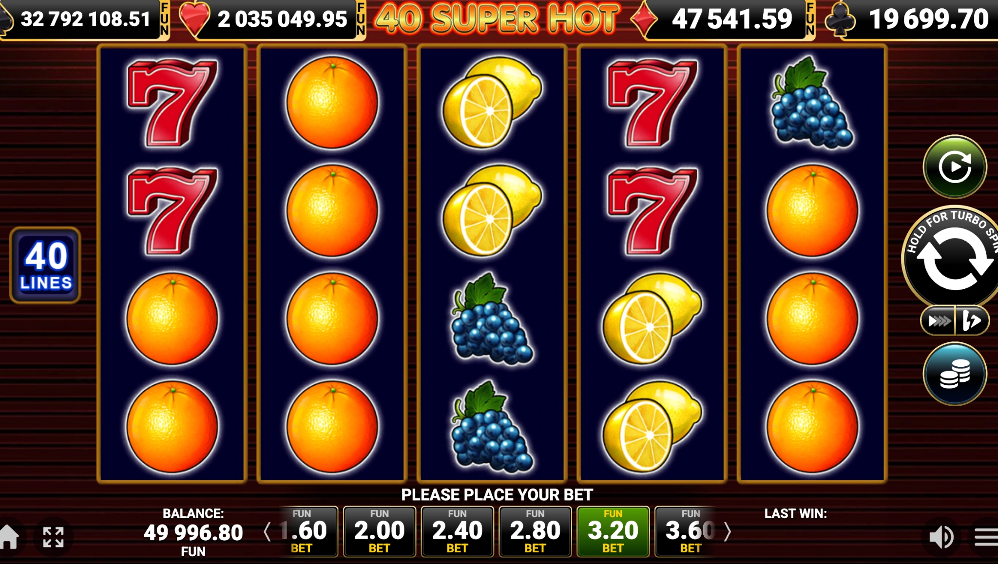 Setes, frutas e painel Jackpot Cards no ecrã da demonstração de 40 Super Hot